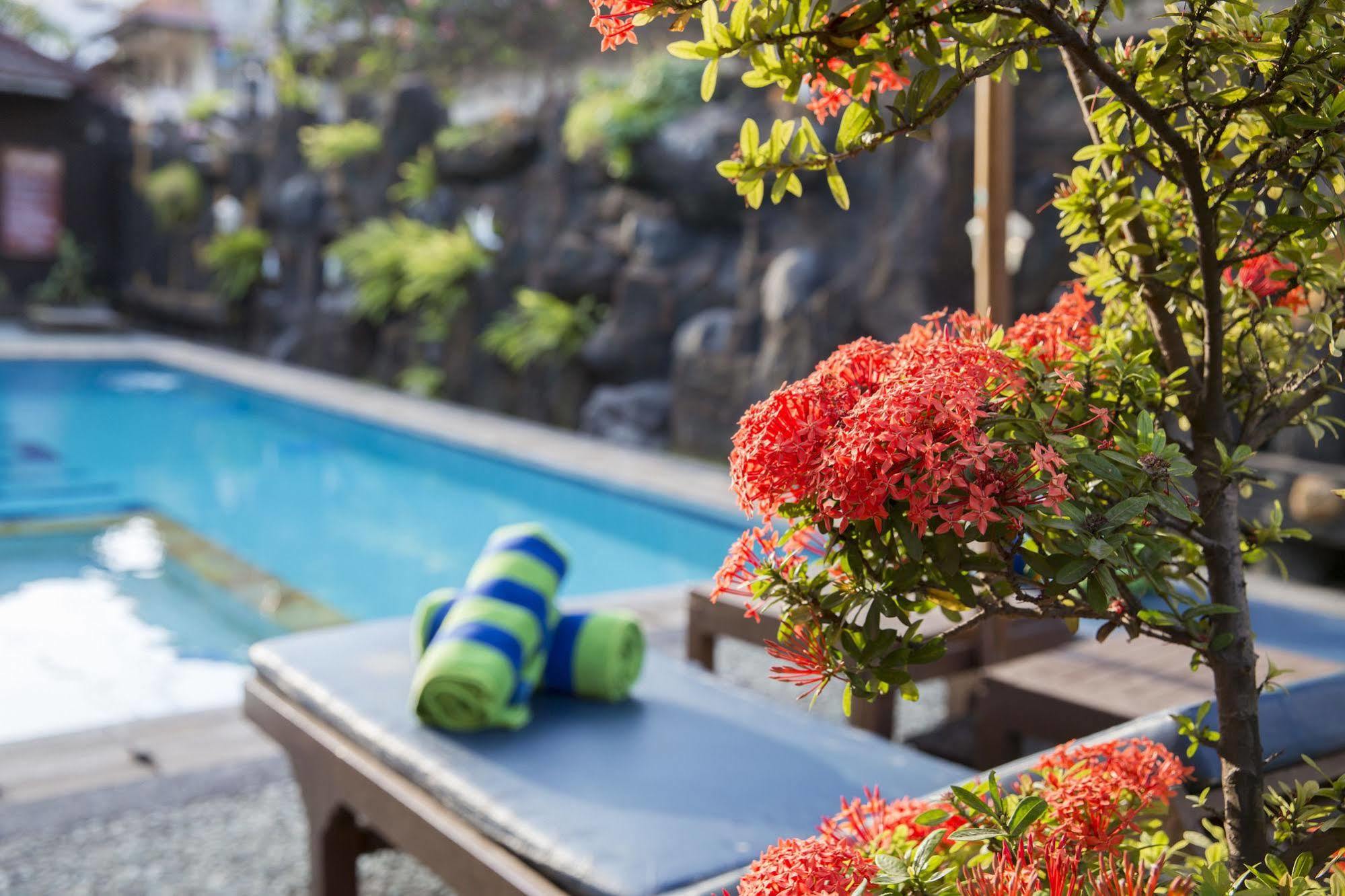 Surya Tropical Kuta Hotel Kuta  Ngoại thất bức ảnh