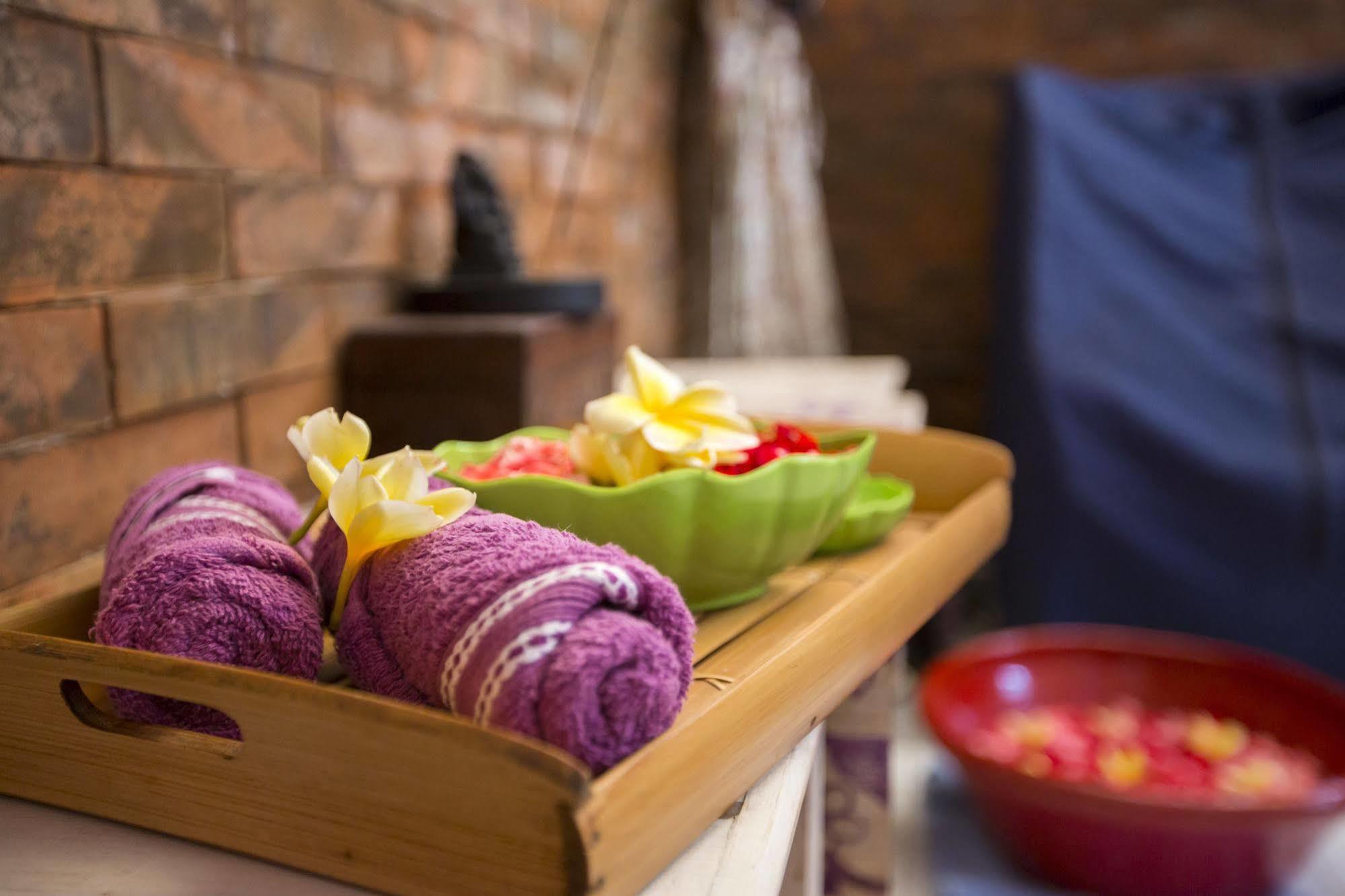 Surya Tropical Kuta Hotel Kuta  Ngoại thất bức ảnh